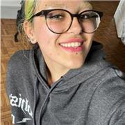 Estudiante universitaria alegre y divertida que ayuda y cuida de los más pequeños de la mejor forma